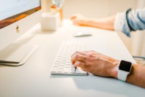 Reklama internetowa a analiza wskaźników kluczowych: jak mierzyć efektywność kampanii?
