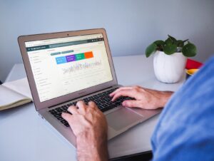 Jakie są najnowsze trendy w reklamie internetowej na platformie Facebook?