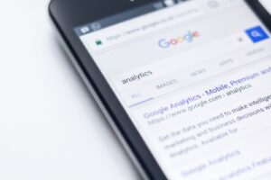 Prowadzenie Facebooka Firmowego: Skuteczna Promocja w Social Mediach